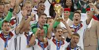 <p>Seleção da Alemanha recebendo a taça da Copa do Mundo, no Maracanã</p>  Foto: Ricardo Matsukawa / Terra