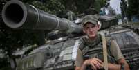 <p>Um soldado ucraniano fica de guarda na cidade ucraniana oriental de Seversk, na região de Donetsk, em 12 de julho</p>  Foto: Gleb Garanich / Reuters