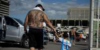 <p>Pai e filha se preparam para deixar o Brasil após fim do sonho do tricampeonato argentino</p>  Foto: Mauro Pimentel / Terra