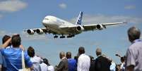 <p>Airbus A380 pousa sob os olhos de espectadores em Farnborough</p>  Foto: AFP