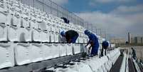 Operários desmontam cadeiras do setor provisório da Arena Corinthians  Foto: Fast Engenharia / Divulgação