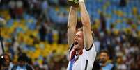 <p>Alemão Andre Schuerrle ergue o troféu da Copa do Mundo no Maracanã</p>  Foto: Michael Dalder / Reuters