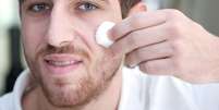 Por conta da quantidade a mais de testosterona - horm&ocirc;nio respons&aacute;vel por aumentar a produ&ccedil;&atilde;o de secre&ccedil;&atilde;o seb&aacute;cea -, os homens t&ecirc;m a pele mais oleosa e precisam seguir um ritual de limpeza especial   Foto: Gis Ciasca / Ag&ecirc;ncia H&eacute;lice