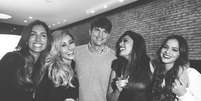 Andrea Santa Rosa, Sabrina Sato, Juliana Paes e Bruna Marquezine tietam Ashton Kutcher  Foto: Instagram / Reprodu&ccedil;&atilde;o