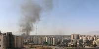 <p>Imagem registrada ontem mostra fumaça subindo próximo ao aeroporto de Trípoli, em outro foguete enviado para o local</p>  Foto: Hani Amara / Reuters