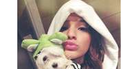 Bruna Marquezine posa com cadela e faz biquinho   Foto: Instagram / @brumarquezine / Reprodu&ccedil;&atilde;o