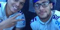 <p>Os jogadores brasileiros Thiago Silva e Neymar Jr. em selfie que fez sucesso durante a Copa do Mundo</p>  Foto: Reprodução/Facebook