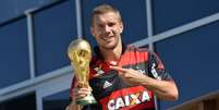 Flamenguista, Podolski exibe troféu da Copa  Foto: Daniel Ramalho / Terra