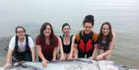 <p>Charlotte Chambers, Shauna Creamer, Hannah Ford, Sarah Little e Laura Pickervance encontraram o peixe flutuando em Kingsand</p>  Foto: Claire Wallerstein / BBC News Brasil