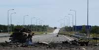 <p>Veículo blindado destruído na estrada do aeroporto, no sul de Lugansk. O Ministério da Defesa disse, nesta segunda-feira, que jatos da Ucrânia realizaram cinco ataques aéreos contra posições separatistas perto de Lugansk</p>  Foto: Dominique Faget / AFP