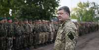 <p>O presidente ucraniano, Petro Poroshenko,se re&uacute;ne com militares ucranianos perto da cidade de Slaviansk, em 8 de julho</p>  Foto: Gleb Garanich / Reuters