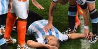 <p>Mascherano durante atendimento médico ainda em campo em partida da semi-final da Copa do Mundo entre Argentina e Holanda</p>  Foto: Gabriel Bouys / AFP