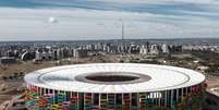 Montagem do programa sobre foto do Estádio Nacional Mané Garrincha, em Brasília: vãos em arenas da Copa do Mundo ganhariam moradias pré-fabricadas  Foto: Montagem/Tomás Faquini / EFE