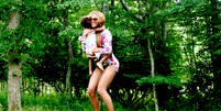 Nesta segunda-feira (14), Beyoncé publicou em seu site oficial uma série de imagens de sua vida pessoal ao lado de Jay-Z e da filha Blue Ivy  Foto: Beyoncé.com / Reprodução