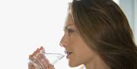 <p>Tomar água faz parte de uma dieta saudável</p>  Foto: Getty Images 