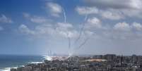 Foto mostra foguetes lançados de Gaza durante o breve cessar-fogo desta terça  Foto: AFP