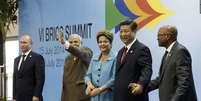 <p>Presidente da Rússia, Vladimir Putin (da esquerda para a direita), premiê da Índia, Narendra Modi, presidente Dilma Rousseff e presidentes Xi Jinping (China) e Jacob Zuma (África do Sul) durante cúpula do Brics em Fortaleza </p>  Foto: Paulo Whitaker / Reuters