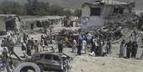 <p>Pessoas se aglomeram ao redor do local em que um carro-bomba explodiu, na província de Paktika</p>  Foto:  Stringer / Reuters