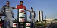 <p>Bonecos de papelão da presidente Dilma Rousseff e de ex-diretores da Petrobras em protesto contra a corrupção, em frente ao Congresso Nacional, em Brasília, em maio</p>  Foto: Ueslei Marcelino / Reuters