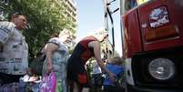 <p>Moradores de Donetsk, entram em um &ocirc;nibus partindo para a R&uacute;ssia para escapar do combate entre o ex&eacute;rcito ucraniano e os rebeldes pr&oacute;-russas, em 16 de julho</p>  Foto: Maxim Zmeyev / Reuters