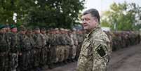 <p>Presidente ucraniano, Petro Poroshenko se re&uacute;ne com militares&nbsp;perto da cidade de Slaviansk, em 8 de julho</p>  Foto: Gleb Garanich / Reuters