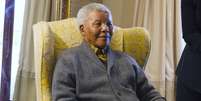 <p>Nesta foto de arquivo de 6 de agosto de 2012, o ex-presidente da &Aacute;frica do Sul, Nelson Mandela, &eacute; visto em sua casa em Qunu, &Aacute;frica do Sul, durante a visita da&nbsp;Secret&aacute;ria&nbsp;de Estado dos EUA, Hillary Clinton</p>  Foto: Jacquelyn Martin / AP