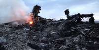Um dos focos de fogo do avião da Malaysia Airliness que caiu nesta quinta  Foto: Dmitry Lovetsky / AP