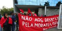 Grupo acampou na frente da sede da empresa, na Vila Olímpia  Foto: Marcos Bezerra / Futura Press