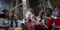 Mulher chora enquanto espera informações no Aeroporto Internacional de Kuala Lumpur.  18/7/2014 (na Malásia).  Foto: Samsul Said / Reuters