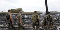 Separatistas armados pró-Rússia em local da queda de avião da Malaysia Airlines na Ucrânia. 17/07/2014  Foto: Maxim Zmeyev / Reuters