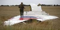 Separatista armado pró-Rússia sobre destroço do avião da Malaysia que caiu na Ucrânia. 17/07/2014  Foto: Maxim Zmeyev / Reuters