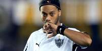 <p>Segundo companheiros de Ronaldinho, o atleta ficou insatisfeito ao ser substituído no duelo contra o Lanús</p>  Foto: Juan Mabromata / AFP