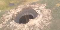 <p>Há boatos de que a cratera tenha sido causada pela queda de um meteorito</p>  Foto: Twitter