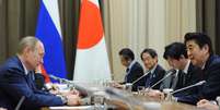 <p>A rela&ccedil;&atilde;o R&uacute;ssia e Jap&atilde;o tamb&eacute;m pode ser afetada por causa das san&ccedil;&otilde;es. O presidente Vladimir Putin se reuniu com o primeiro ministro japon&ecirc;s Shinzo Abe</p>  Foto: RIA-Novosti, Mikhail Klimentyev / AP