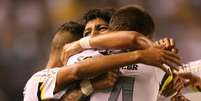 Santistas comemoram o primeiro gol no clássico contra o Palmeiras  Foto: Guilherme Dionizio / Gazeta Press