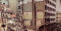 <p>Bombeiros e equipes de resgate procuram sobreviventes entre os escombros do centro da Comunidade Judaica em Buenos Aires, depois de um carro-bomba destruir o edifício em 18 de julho de 1994</p>  Foto: AP