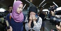 Familiar de vítima do voo MH17 chega ao Aeroporto Internacional de Kuala Lumpur  Foto: Olivia Harris / Reuters