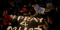 <p>Pessoas acendem velas para oferecer orações para as vítimas do voo da Malaysia Airlines MH 17, em um shopping center em Petaling Jaya, perto de Kuala Lumpur, na Malásia, nesta sexta-feira, 18 de julho</p>  Foto: Paul Joshua / AP