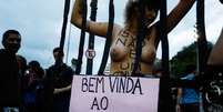 Manifestante tira a roupa durante protesto em SP. Ela escreve no corpo a frase isso não é um convite  Foto: Leonardo Benassatto / Futura Press