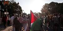 <p>Manifestantes carregam bandeira da Palestina durante protesto contra a ofensiva de Israel em Gaza, em Paris, na última semana</p>  Foto: Thibault Camus / AP