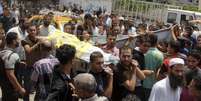 Palestinos carregam corpos de irmãos mortos durante bombardeio em sua casa de Rafah, no sul da Faixa de Gaza  Foto: Hatem Ali / AP