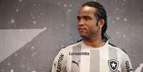 Carlos Alberto em apresentação de quarta camisa do Botafogo   Foto: Wagner Meier/Agif / Gazeta Press