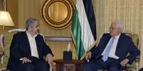 <p>O presidente palestino, Mahmoud Abbas (&agrave; direita),&nbsp;se re&uacute;ne com o l&iacute;der do Hamas, Khaled Meshaal, em Doha, em 21 de julho</p><p>&nbsp;</p>  Foto: haer Ghanaim/Palestinian President Office (PPO) / Reuters