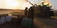 <p>Uma unidade móvel de artilharia israelense dispara em direção à Faixa de Gaza, em 21 de julho</p>  Foto: Nir Elias / Reuters