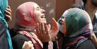 Mulheres palestinas choram a morte de parente por forças israelenses nesta segunda-feira  Foto: Reuters