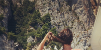 Com biquíni verde, Lea Michele curte a vista da costa italiana  Foto: @msleamichele / Instagram / Reprodução