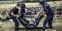 <p>Um avi&atilde;o transportando os primeiros 20 corpos de v&iacute;timas malaias do voo MH17 da companhia Malaysia Airlines na Ucr&acirc;nia decolou nesta quinta-feira de Amsterd&atilde; para Kuala Lumpur</p>  Foto: AFP