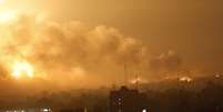 <p>Céu de Gaza fica coberto de fumaça após disparo de mísseis de Israel, em 22 de julho</p>  Foto: Khalil Hamra / AP
