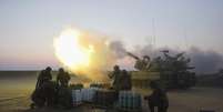 <p>Artilharia m&oacute;vel isralense dispara m&iacute;ssil contra a Faixa de Gaza em 21 de julho</p>  Foto: Nir Elias / Reuters