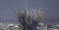 <p>A ofensiva israelense contra a Faixa de Gaza entrou no seu 15&ordm; dia</p>  Foto: Hatem Moussa / AP